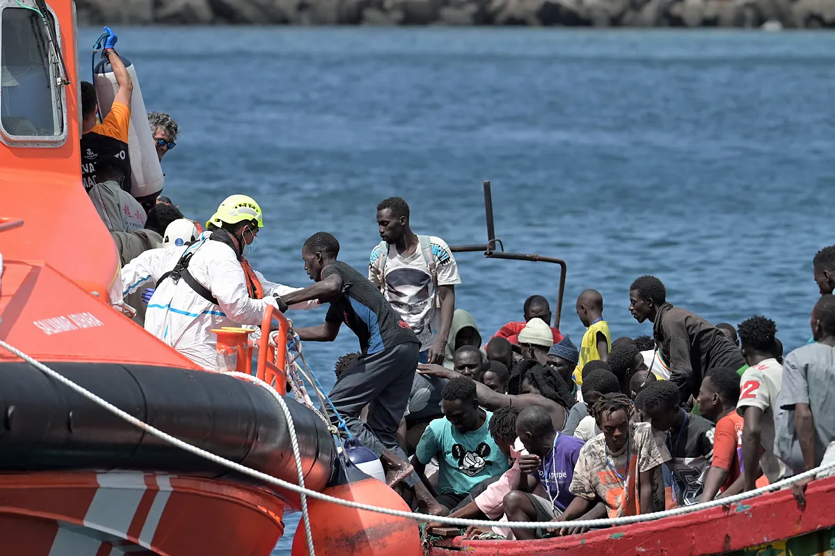 Llegan dos nuevos cayucos en las últimas horas con 186 migrantes a Canarias