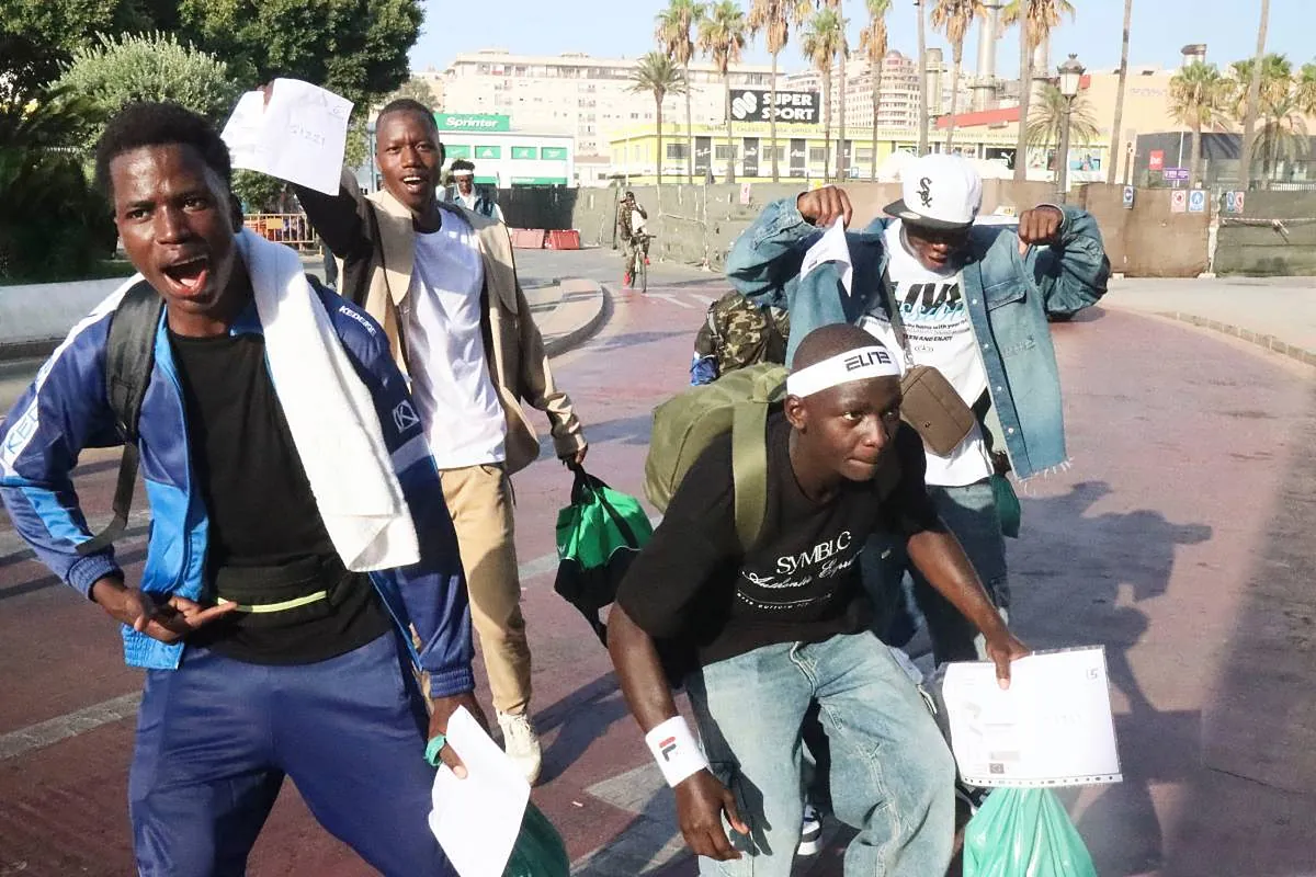 Trasladan a 71 inmigrantes desde un centro de Ceuta hasta Alicante y Andalucía