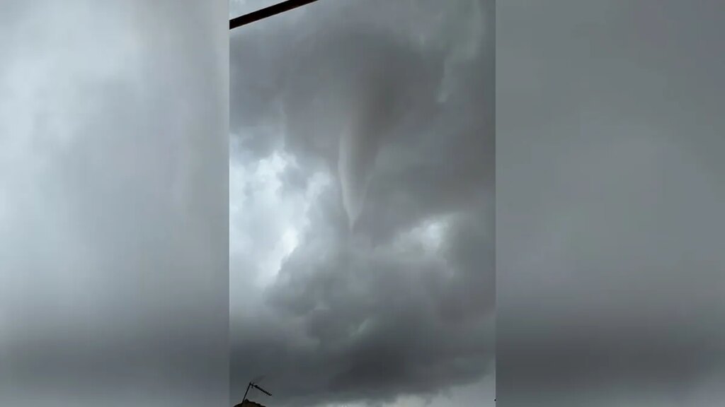 Un tornado arrasa con todo lo que encuentra en Riofrío (Ávila)