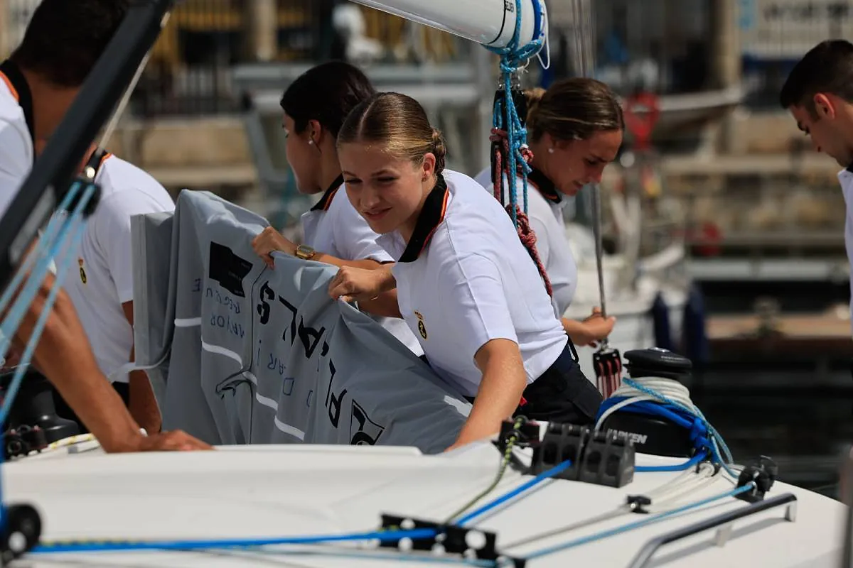 Primer día de la princesa Leonor en Marín: competición deportiva y salida al mar