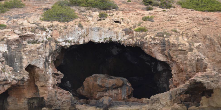 La cueva marina con aguas cristalinas entre Denia y Jávea que fue visitada por un rey