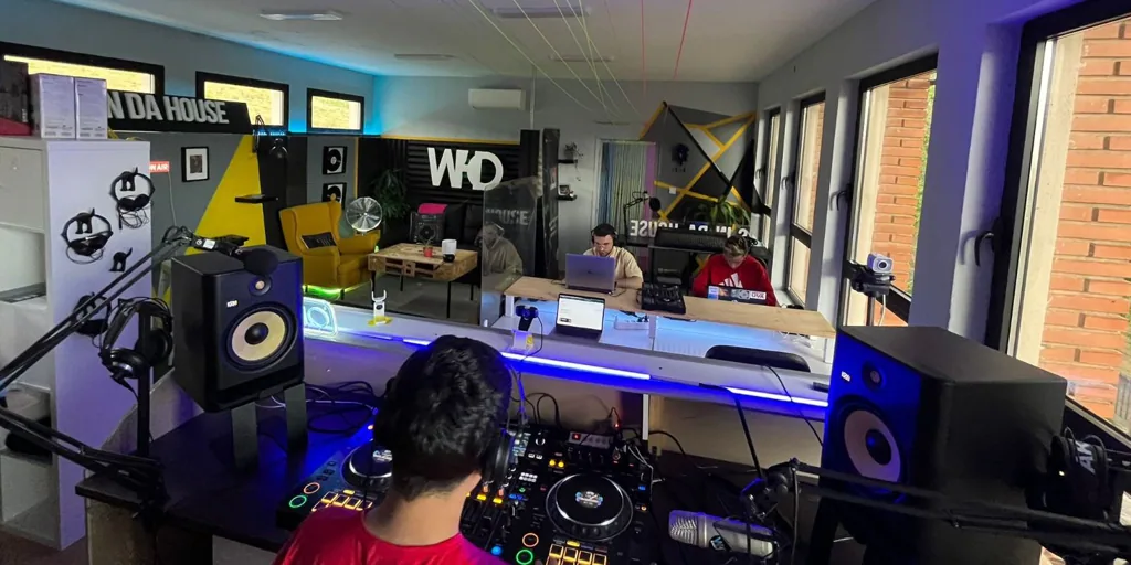 Cursos para aprender a ser DJ como  alternativa de ocio para el Madrid rural