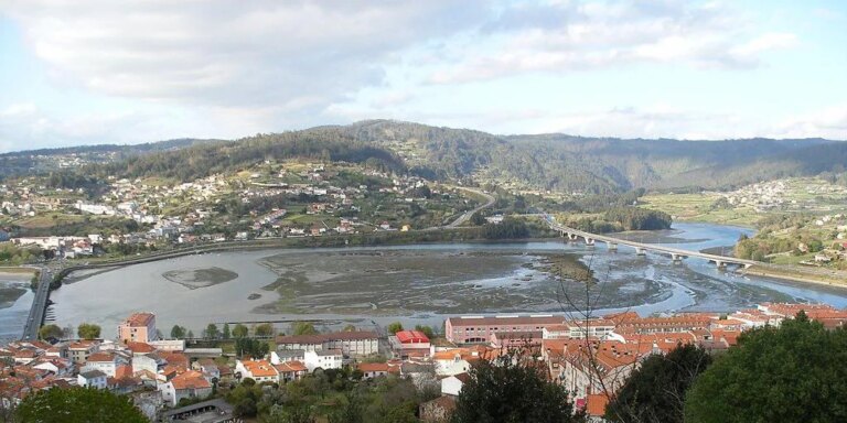 El hundimiento de un barco de pesca en el puerto de Pontedeume (La Coruña) provoca un vertido de gasoil en el mar