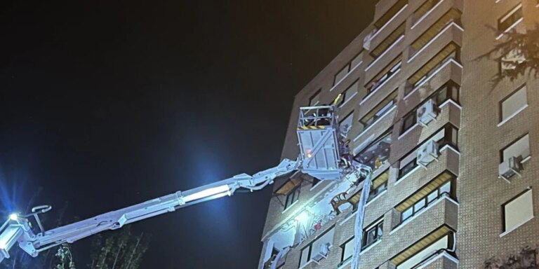 Los vecinos de los pisos superiores del edificio que sufrió una explosión en Fuencarral no podrán regresar en 4 meses