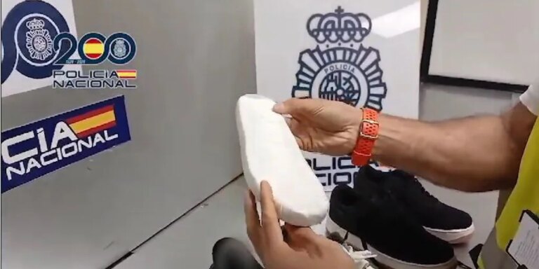 Cinco personas detenidas por ocultar más de 3 kilogramos de cocaína en las suelas de los zapatos