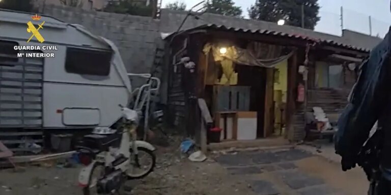 Un hombre se atrinchera durante horas en su casa en Ambite y amenaza con una navaja de 30 centímetros