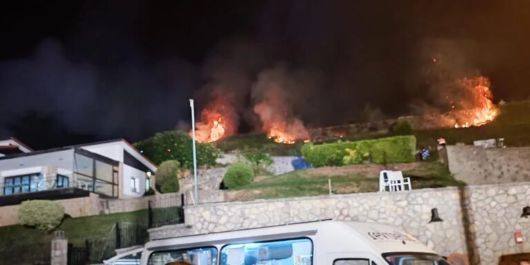 Un incendio empaña el colofón de las fiestas de San Roque en Llanes