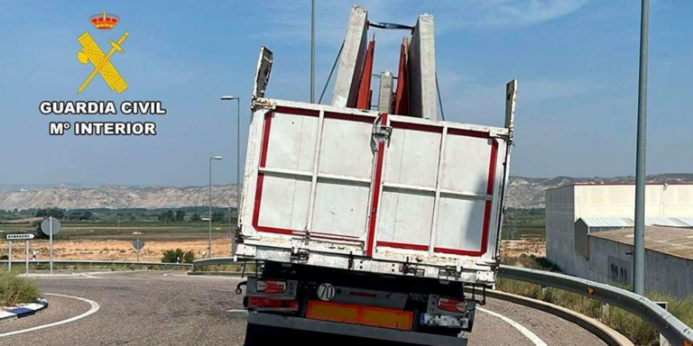 Investigado por conducir un vehículo articulado cargado con 24.000 kilos, sin una rueda y sin frenos