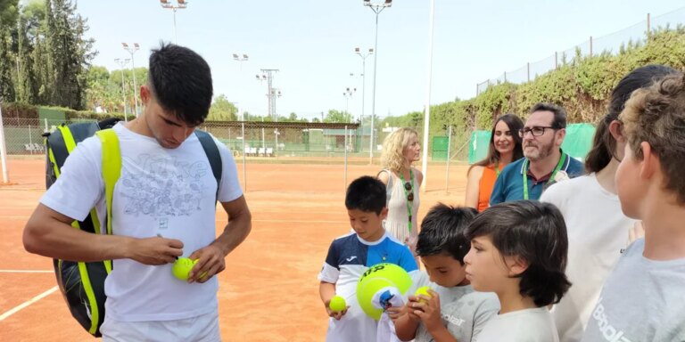 Carlos Alcaraz, maestro en su tierra: el campeón de Wimbledon y Roland Garros abre un entrenamiento a jóvenes jugadores de tenis de la Región de Murcia