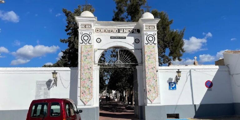 Un hombre profana la tumba de su hermano en Murcia y se pasea con su cabeza