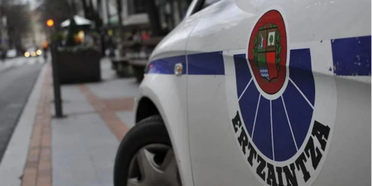 El ertzaina detenido por intentar agredir a su esposa consta como mujer en el Registro Civil, lo que complica el proceso judicial