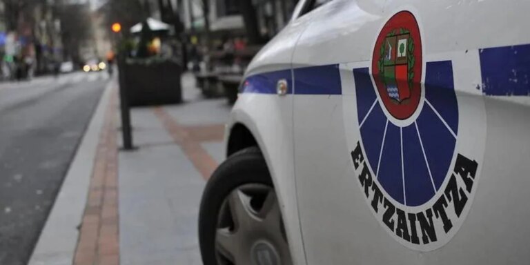 Detenido un ertzaina en San Sebastián tras intentar agredir a su pareja con un cuchillo y amenazar a sus hijas