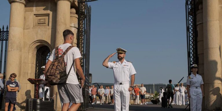 Marín recibe a sus primeros alumnos en el curso más especial de la Escuela Naval
