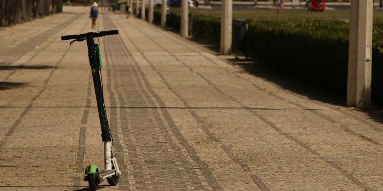 Muere un niño de 12 años al chocar su patinete contra un vehículo en San Javier (Murcia)