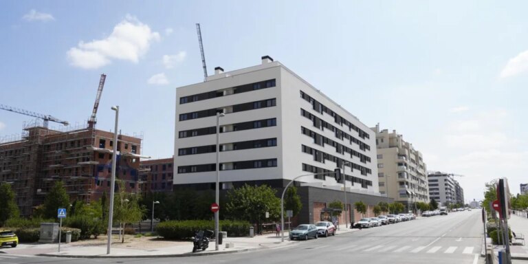 La presión vecinal vence: desalojan las primeras de las 12 viviendas okupadas del edificio de El Cañaveral