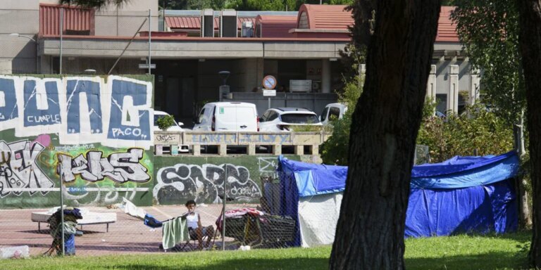 Horror en el parque de la mezquita de la M-30: reyertas, indigencia y basura
