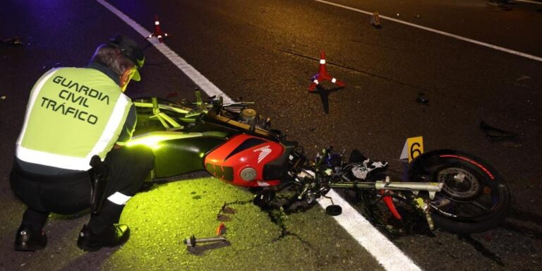 Mueren dos jóvenes de 19 años tras chocar su moto contra un turismo y un camión de la basura en Pontevedra