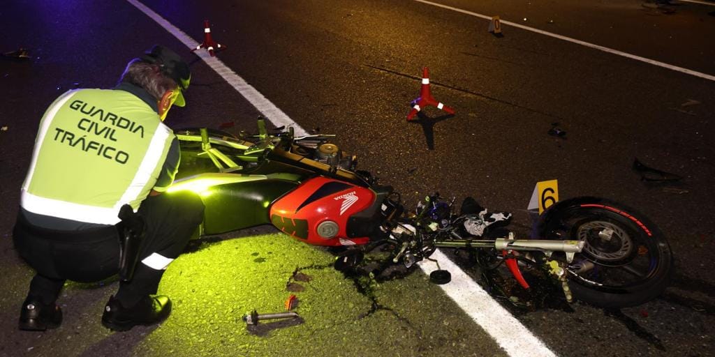Mueren dos jóvenes de 19 años tras chocar su moto contra un turismo y un camión de la basura en Pontevedra