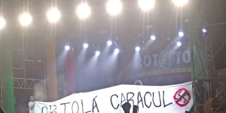Vox denuncia a Los Chikos del Maíz por una pancarta en un festival que llamaba «caraculo» a un concejal