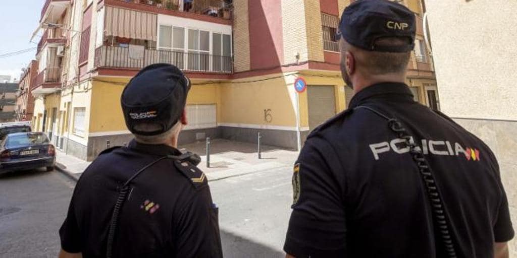 Detenido un individuo por intentar apuñalar a otro hombre al que pretendía robar en una tienda de Murcia