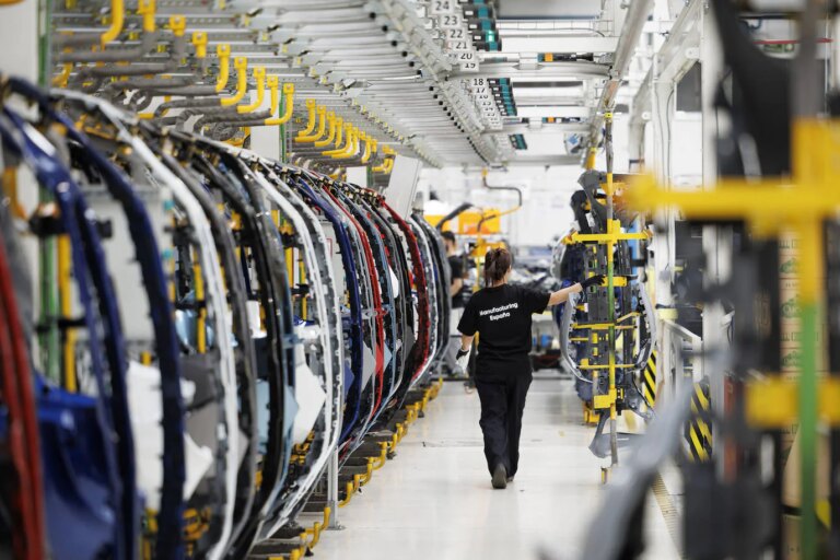 La factoría de Renault en Valladolid retoma el turno de noche con la contratación de 500 trabajadores