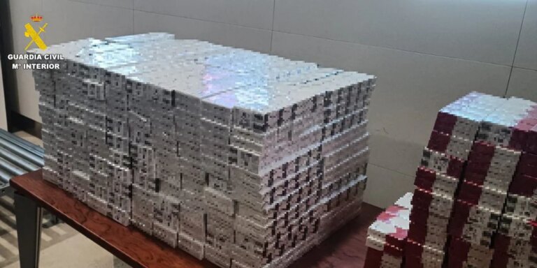 Pillan a un pasajero con 2.400 paquetes de tabaco en la maleta tras viajar de Marruecos a Valencia