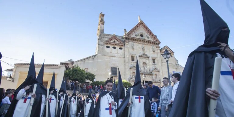 El tisú de plata: un hábito valioso y delicado para los nazarenos del Cristo de Gracia de Córdoba