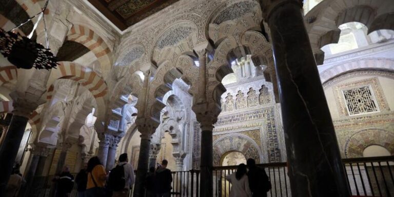 Los turistas superan por primera vez los 80 euros diarios de gasto por visitante en Andalucía