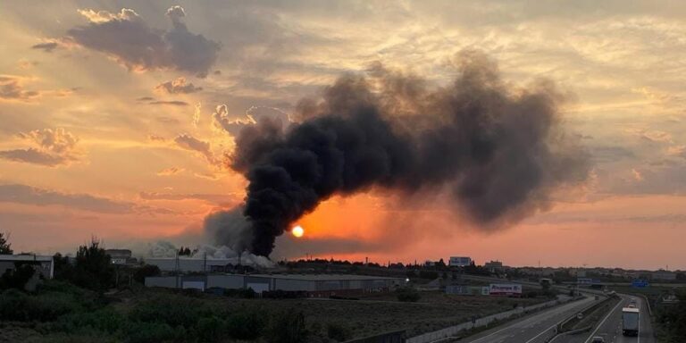 Un incendio en una fábrica de productos químicos obliga a confinar la localidad de Utebo