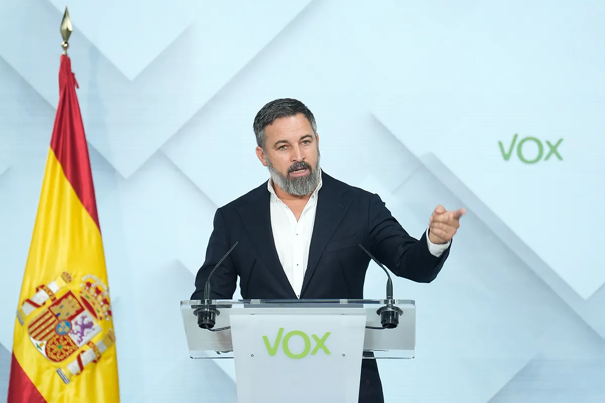 Abascal rechaza apoyar al PP en las autonomías si no cambia su postura migratoria: "Tendrá que llamar al PSOE"
