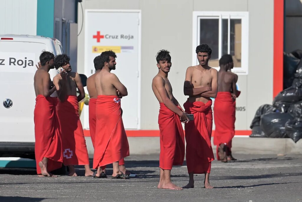 Canarias explota contra el Gobierno: exige a las ONG que no acojan a ningún menor inmigrante más sin su permiso y defiende que son competencia del Estado