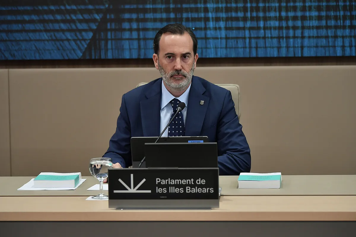 El PP se abstiene y evita la destitución del presidente del Parlamento balear, de Vox, que rompió una foto de tres represaliadas del franquismo