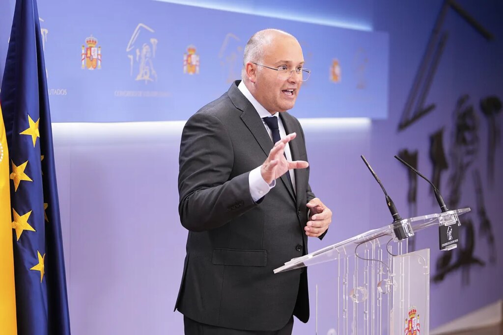 El PP revela una oferta de pacto sobre los menores migrantes que el PSOE no ha respondido