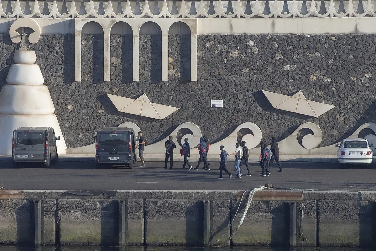 Los 14 'menas' que desataron la guerra de Canarias contra el Gobierno.