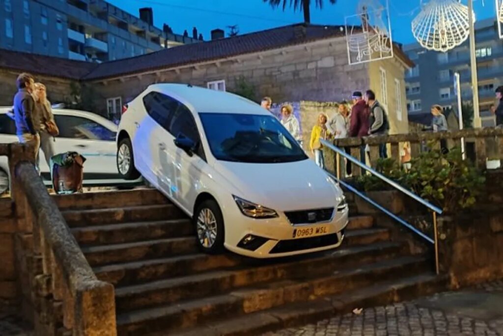 Un coche acaba atrapado en unas escaleras en Sanxenxo tras seguir las indicaciones del GPS