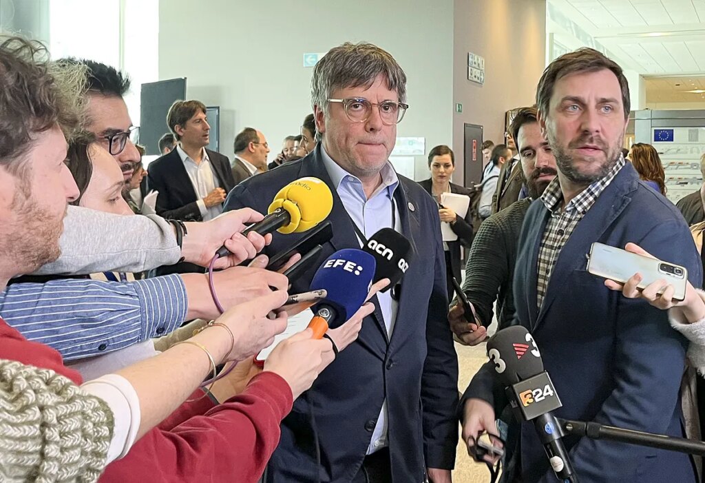Puigdemont y Comín denuncian su "indefensión" ante las "autoridades españolas" tras la sentencia de la Justicia europea