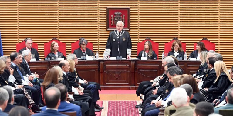 El fiscal superior de Castilla y León apuesta por prohibir los móviles en los centros escolares