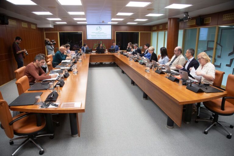 Sorpresa en el Parlamento vasco: encuentran un preservativo usado en el primer día del nuevo curso político