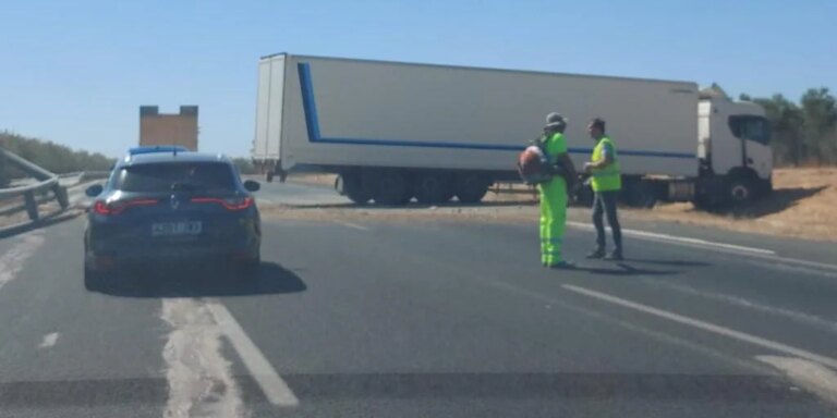 Accidente Córdoba: un camión pierde el control y se cruza en la A-45 sentido Málaga