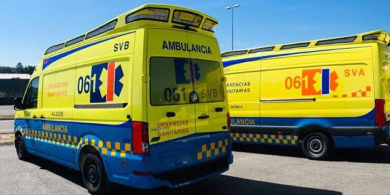 Una conductora resulta herida tras salirse de la va y volcar en el patio de una vivienda en Orense
