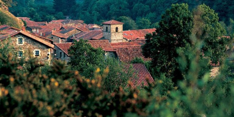 El pueblo de Cantabria enclavado en un valle perfecto para visitar en septiembre, según National Geographic