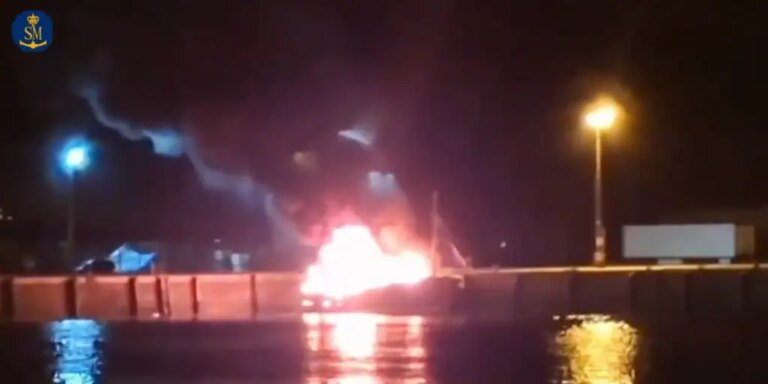 Despliegan barreras para evitar vertidos del barco incendiado en Camarias, ya hundido