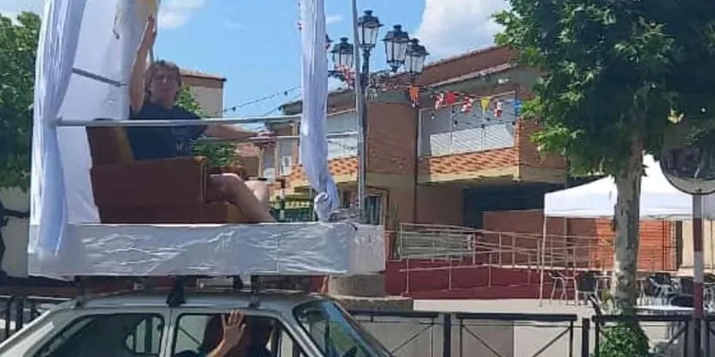 Un juzgado incoa diligencias al alcalde de Soria por ir en 'papamóvil' bendiciendo con una escobilla de WC