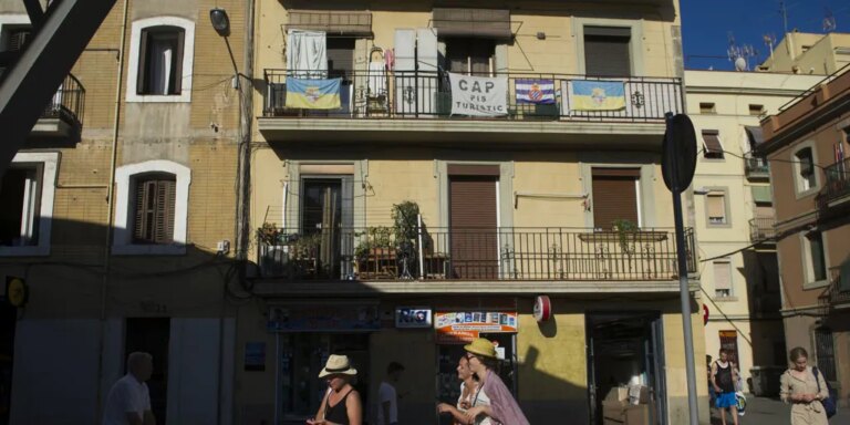 El sector de los pisos turísticos en Barcelona pide 1.000 millones por los daños causados por la regulación