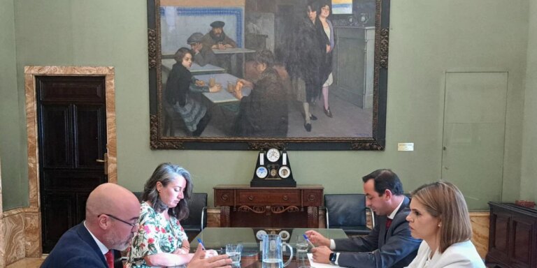 El delegado del Gobierno de Sánchez choca ahora con la presidenta de los municipios madrileños por la inseguridad