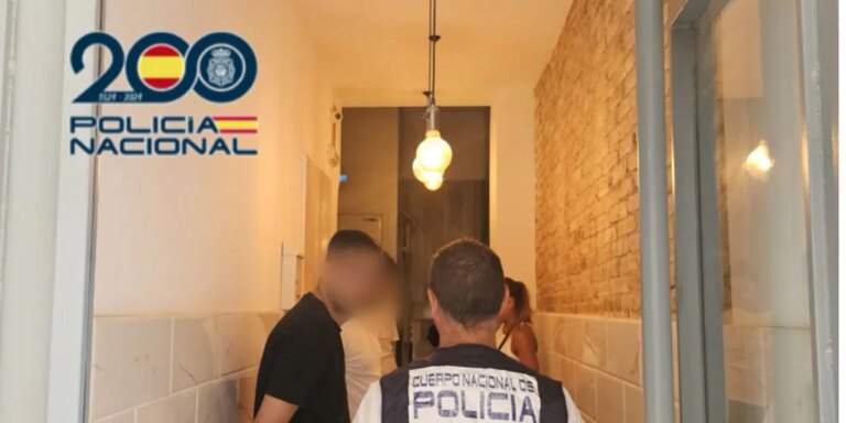 Cae una banda itinerante que robaba las tarjetas bancarias a los ancianos en un famoso supermercado tras ver cuál era el PIN