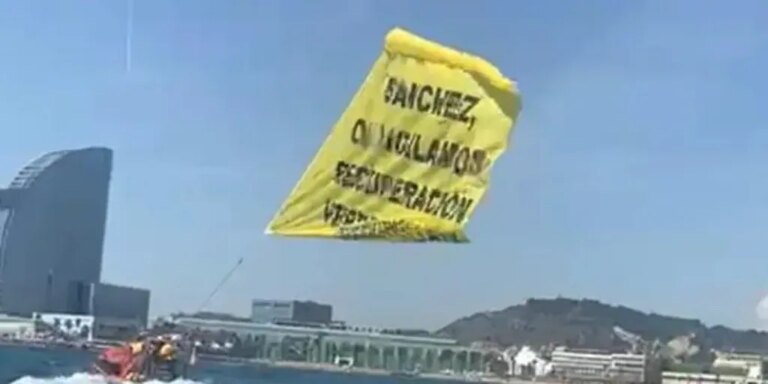 La Fiscalía pide cinco años de cárcel para dos activistas de Greenpeace por embestir a tres urbanos con sus lanchas