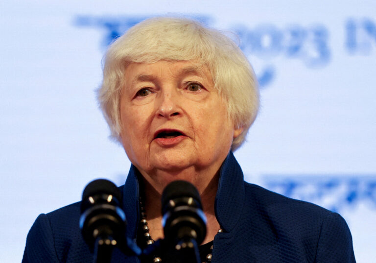 Yellen dice que la economía de EEUU sigue sólida y va camino de un "aterrizaje suave"