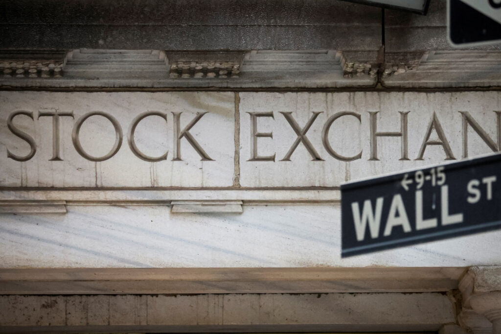 Wall Street anticipa un suave rebote con el foco en el mercado laboral y la Fed