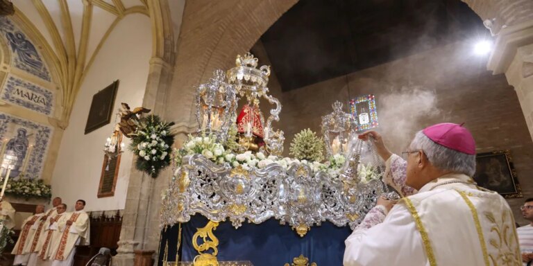 El obispo de Córdoba, ante la Fuensanta: «Pido por todos los pobres de nuestra ciudad»